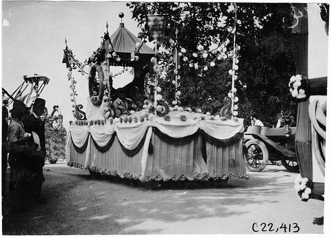 Morgan & Wright float, 1909 Glidden Tour automobile parade, Detroit, Mich.