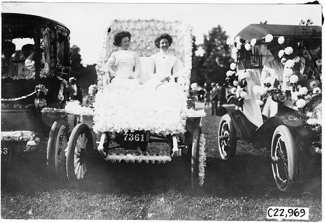 Decorated car, 1909 Glidden Tour automobile parade, Detroit, Mich.