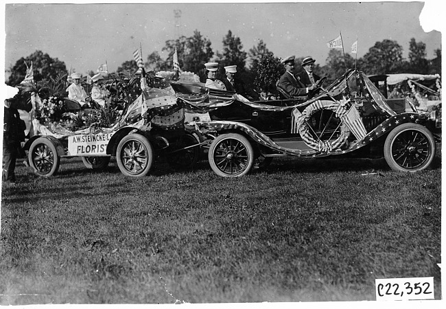 Decorated cars, 1909 Glidden Tour automobile parade, Detroit, Mich.