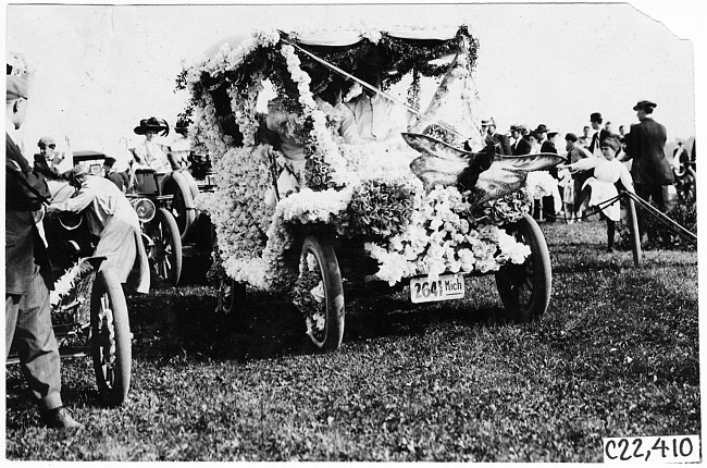 Decorated Buick, 1909 Glidden Tour automobile parade, Detroit, Mich.