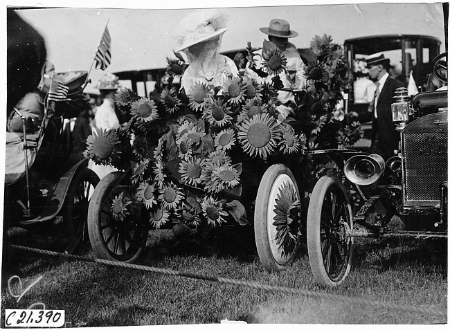 Electric car, 1909 Glidden Tour automobile parade, Detroit, Mich.