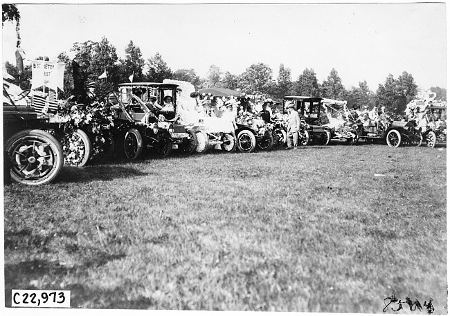 Decorated cars, 1909 Glidden Tour automobile parade, Detroit, Mich.
