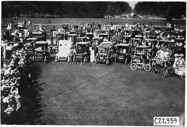 Parade cars gathered, 1909 Glidden Tour automobile parade, Detroit, Mich.