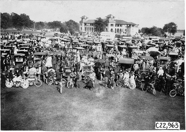 Parade cars gathered, 1909 Glidden Tour automobile parade, Detroit, Mich.
