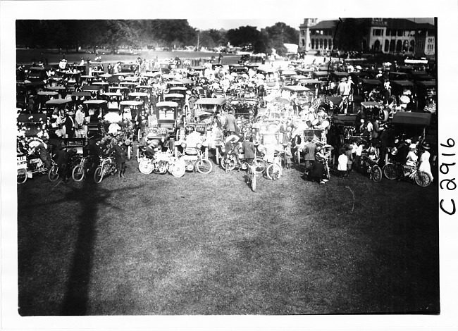 Parade cars gathered, 1909 Glidden Tour automobile parade, Detroit, Mich.