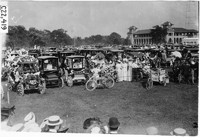 Parade cars gathered, 1909 Glidden Tour automobile parade, Detroit, Mich.