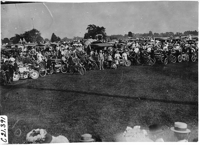 Cars lined up on Belle Isle, Detroit, after the automobile parade for 1909 Glidden Tour