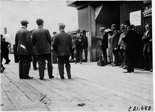 Waiting at the dock for the Glidden Tour excursion, 1909, Detroit, Mich.
