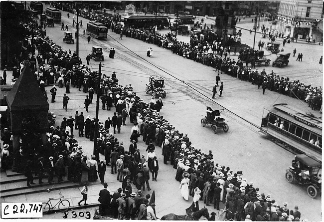 Automobile parade in Detroit before start of 1909 Glidden Tour, Detroit, Mich.