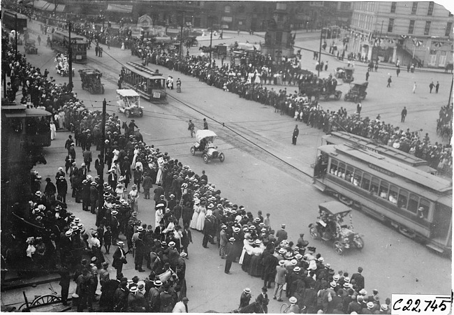 Automobile parade in Detroit before start of 1909 Glidden Tour, Detroit, Mich.