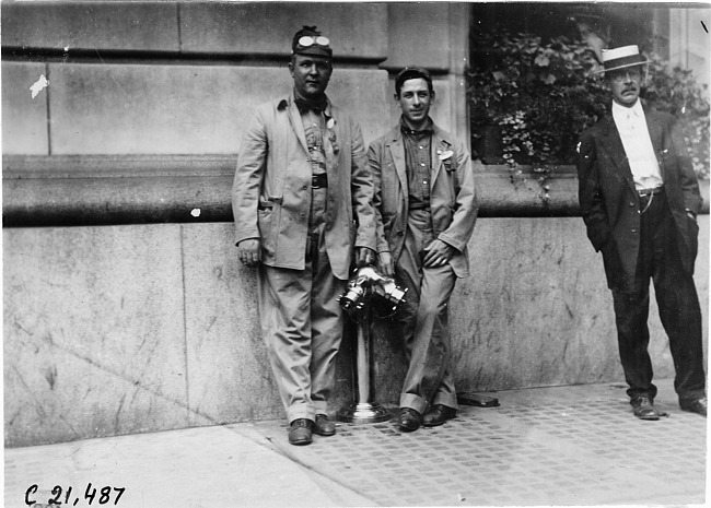 Two Glidden tourists waiting for start of the 1909 Glidden Tour, Detroit, Mich.