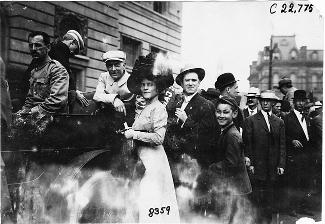 Group of people waiting for start of 1909 Glidden Tour, Detroit, Mich.