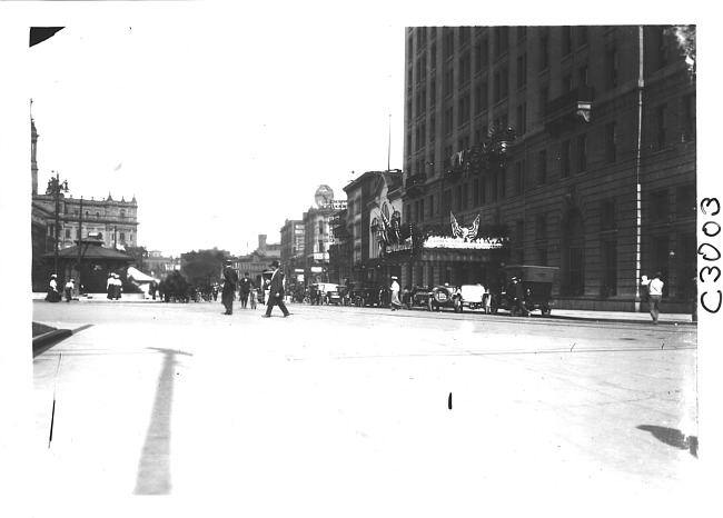 Street view with Pontchartrain Hotel on right at the start of 1909 Glidden Tour, Detroit, Mich.