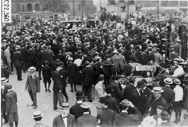 Waiting for start of 1909 Glidden Tour, Detroit, Mich.