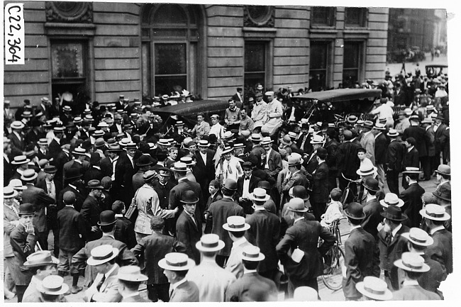 Crowd in street at start of the 1909 Glidden Tour, Detroit, Mich.