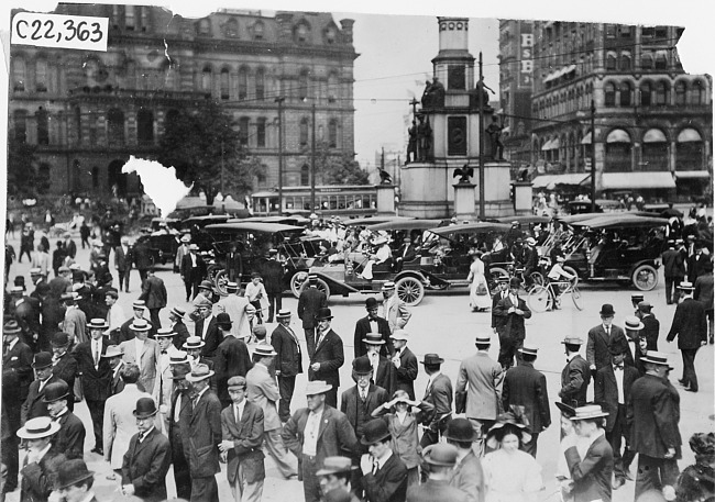 View of the start of the 1909 Glidden Tour, Detroit, Mich.