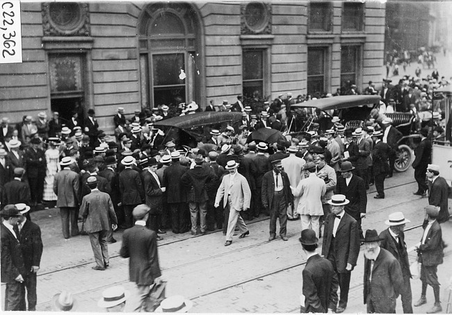 Crowd in street at start of the 1909 Glidden Tour, Detroit, Mich.