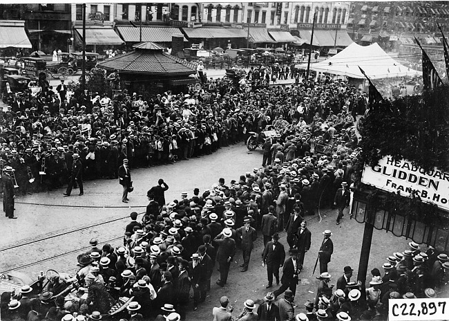 Crowd parted for cars at start of 1909 Glidden Tour, Detroit, Mich.