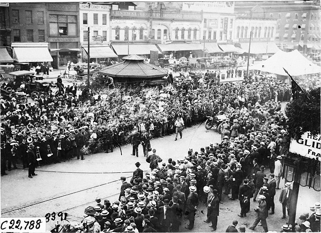 Crowd parted for Moline car at start of 1909 Glidden Tour, Detroit, Mich.