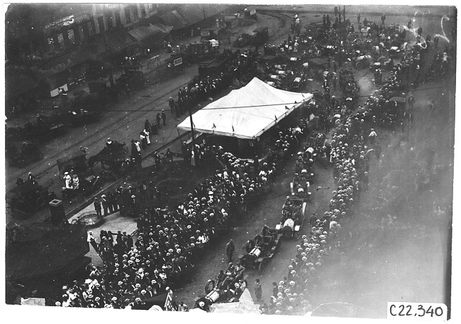 Cars by inspection tent at start of 1909 Glidden Tour, Detroit, Mich.