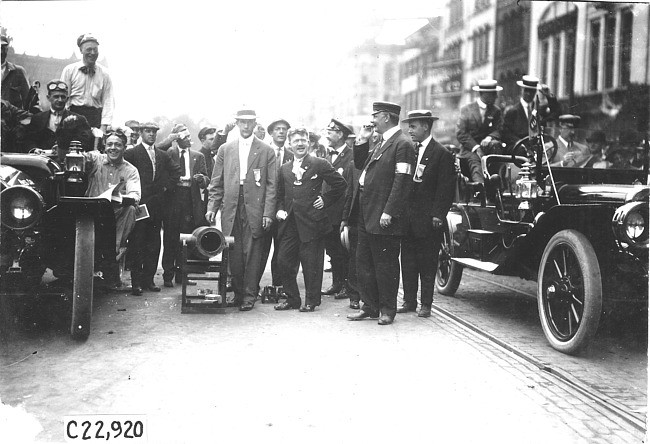 Starter's cannon ready for the start of the 1909 Glidden Tour, Detroit, Mich.