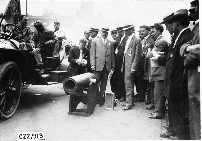 Starter's cannon ready for the start of the 1909 Glidden Tour, Detroit, Mich.