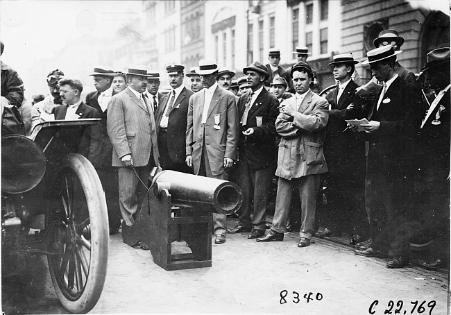 Starter's cannon ready for the start of the 1909 Glidden Tour, Detroit, Mich.
