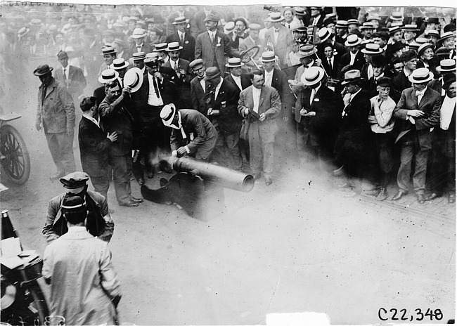 Mayor Breitmeyer starting the 1909 Glidden Tour, Detroit, Mich.