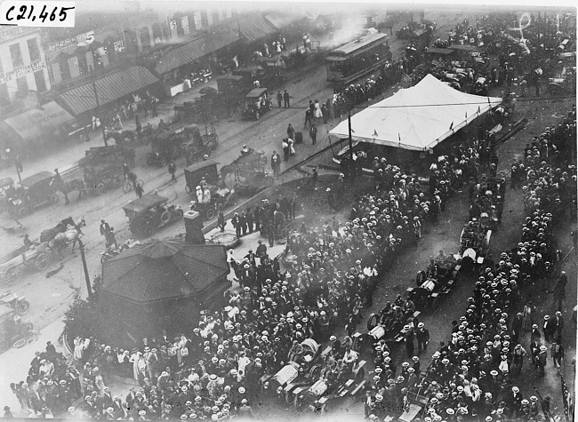 Crowd at start of the 1909 Glidden Tour, Detroit, Mich.