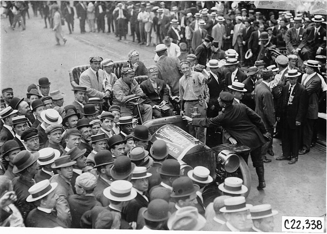 Studebaker press car at start of the 1909 Glidden Tour, Detroit, Mich.