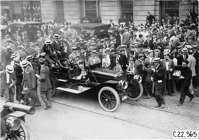 Lewis Speare in Winton car at start of the 1909 Glidden Tour, Detroit, Mich.