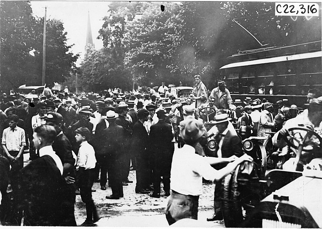 Crowd and cars at start of the 1909 Glidden Tour, Detroit, Mich.