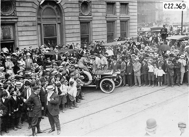 Studebaker press car at start of the 1909 Glidden Tour, Detroit, Mich.