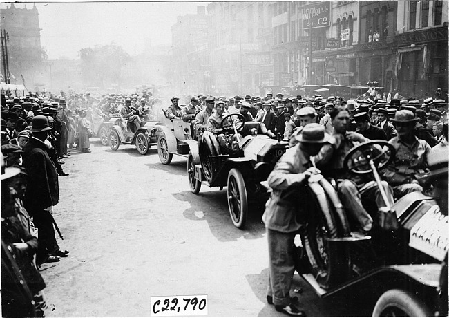 Cars at start of the 1909 Glidden Tour, Detroit, Mich.