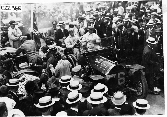 Thomas Flyer car at start of the 1909 Glidden Tour, Detroit, Mich.