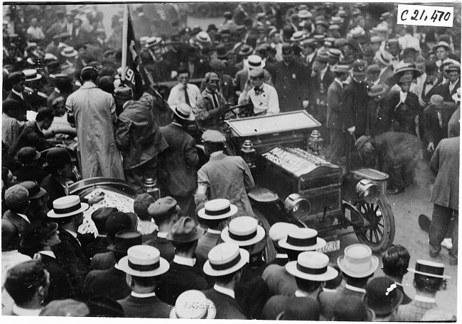 Maxwell press car at start of the 1909 Glidden Tour, Detroit, Mich.