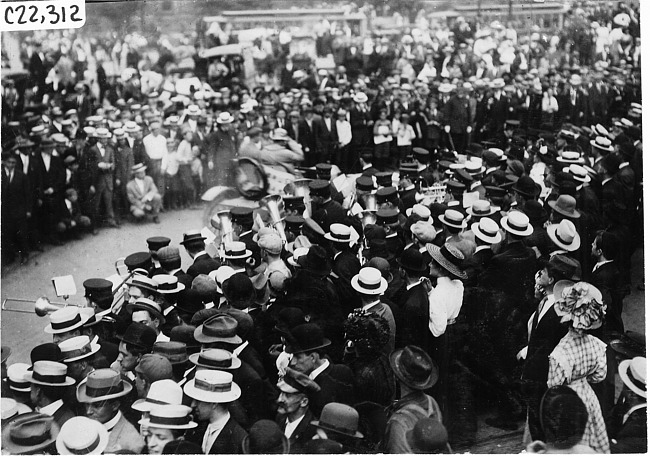 Car pulling through crowd at start of the 1909 Glidden Tour, Detroit, Mich.
