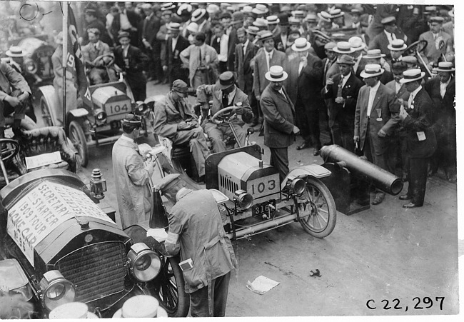 Brush runabout car at start of the 1909 Glidden Tour, Detroit, Mich.