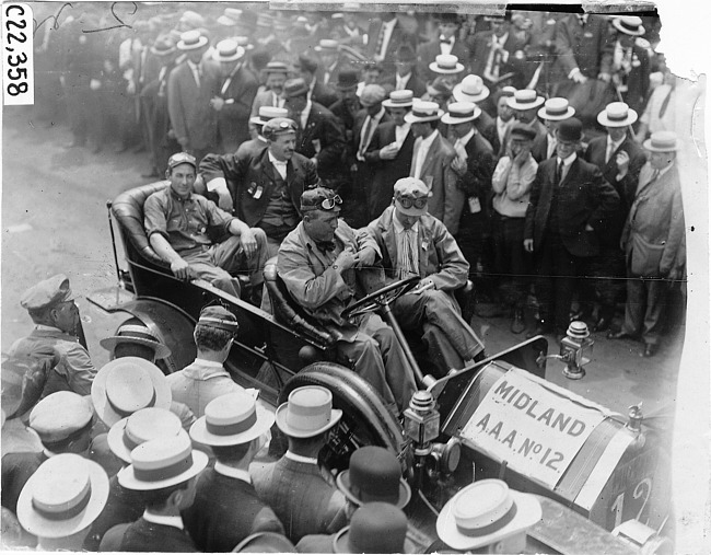 Midland car at start of the 1909 Glidden Tour, Detroit, Mich.