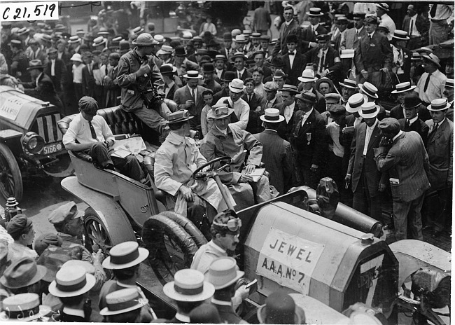 H. Bernhardt in Jewell car at start of the 1909 Glidden Tour, Detroit, Mich.