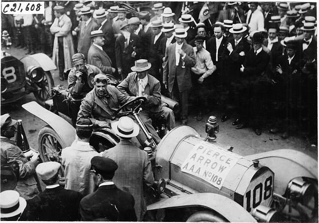 Pierce-Arrow car at start of the 1909 Glidden Tour, Detroit, Mich.