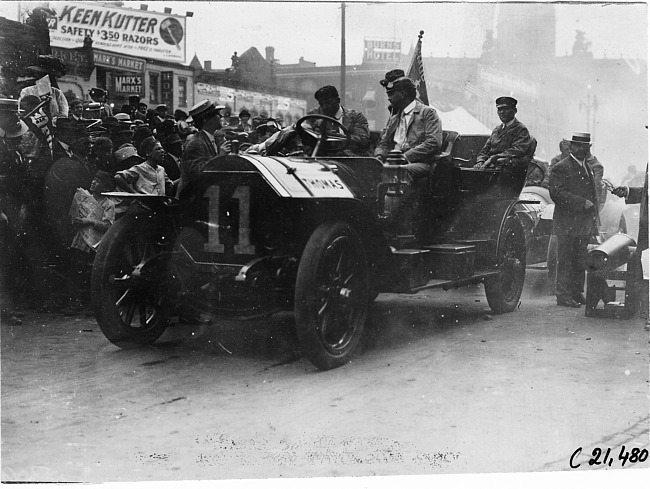 Thomas Flyer car at start of the 1909 Glidden Tour, Detroit, Mich.