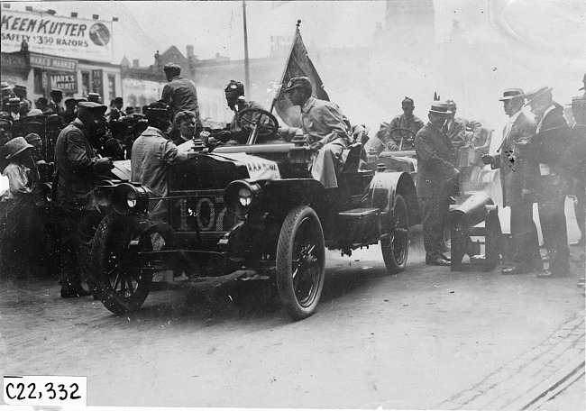 Maxwell car at start of the 1909 Glidden Tour, Detroit, Mich.