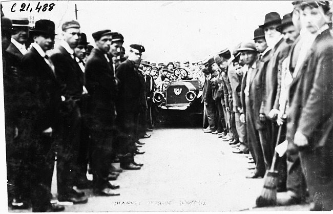 E.M.F. car at start of the 1909 Glidden Tour, Detroit, Mich.