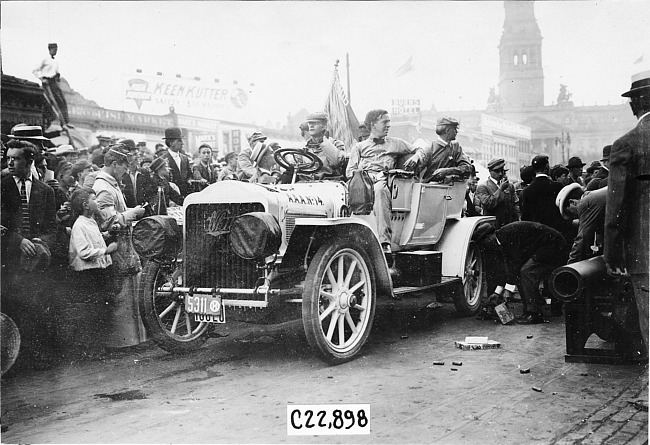 White Steamer car at start of the 1909 Glidden Tour, Detroit, Mich.