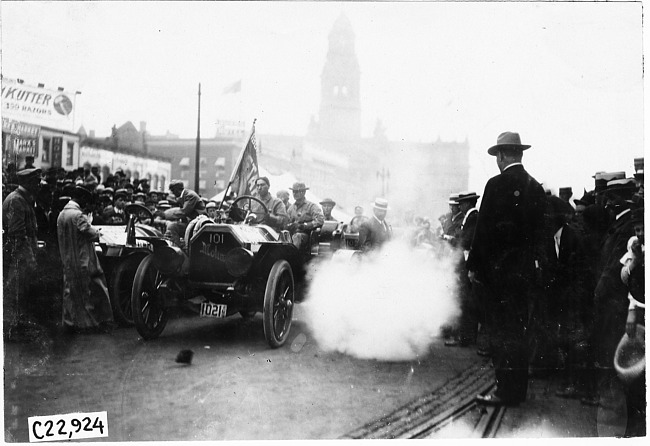 Moline car at start of the 1909 Glidden Tour, Detroit, Mich.
