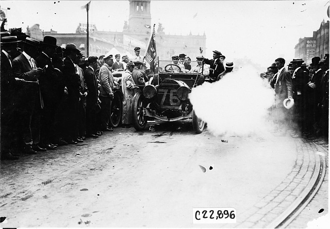 Thomas Flyer car at start of the 1909 Glidden Tour, Detroit, Mich.