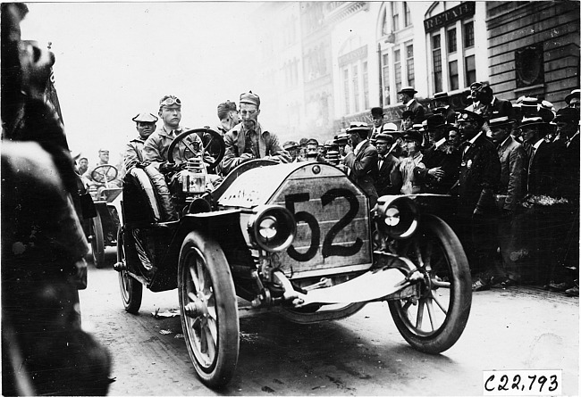 Car at start of the 1909 Glidden Tour, Detroit, Mich.