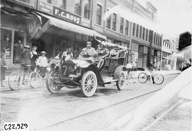 Car and bicycles at the 1909 Glidden Tour