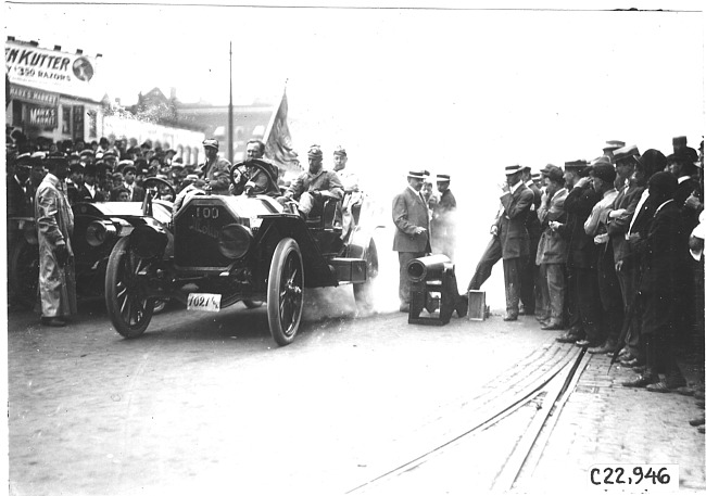 Moline car at start of the 1909 Glidden Tour, Detroit, Mich.